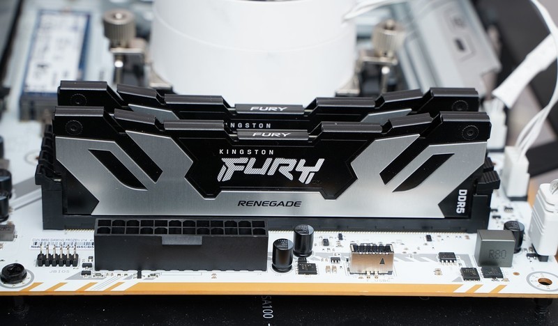 2K游戏神器 七彩虹iGame GeForce RTX 5070 Ultra W OC 12GB评测