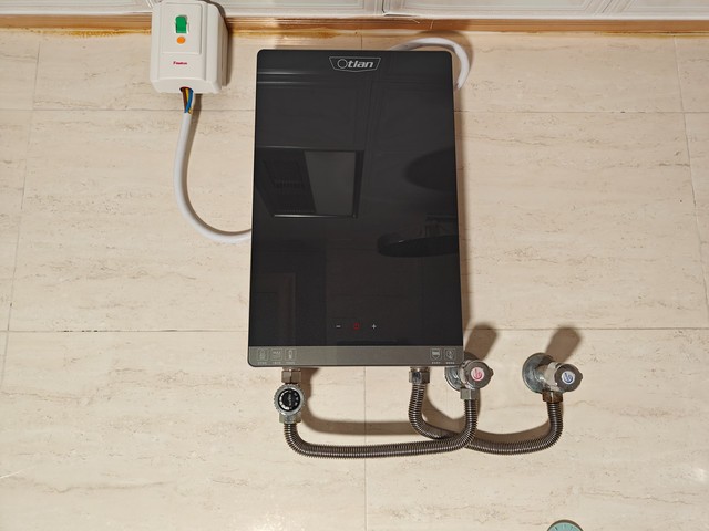 即开即热 恒温持久 使用安全 洗澡更省心