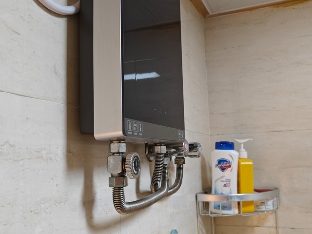 即开即热 恒温持久 使用安全 洗澡更省心