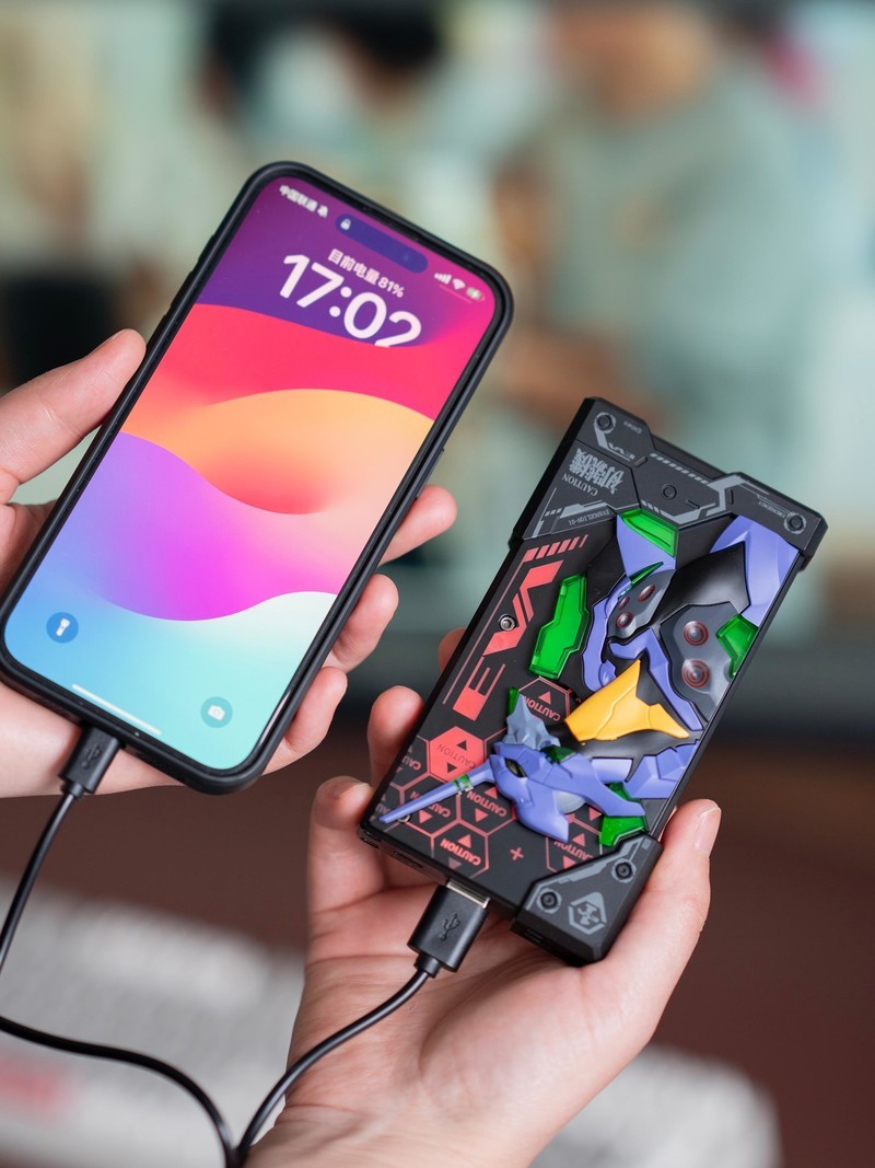 新世纪福音战士EVA联名款，初号机拼装充电宝上手体验