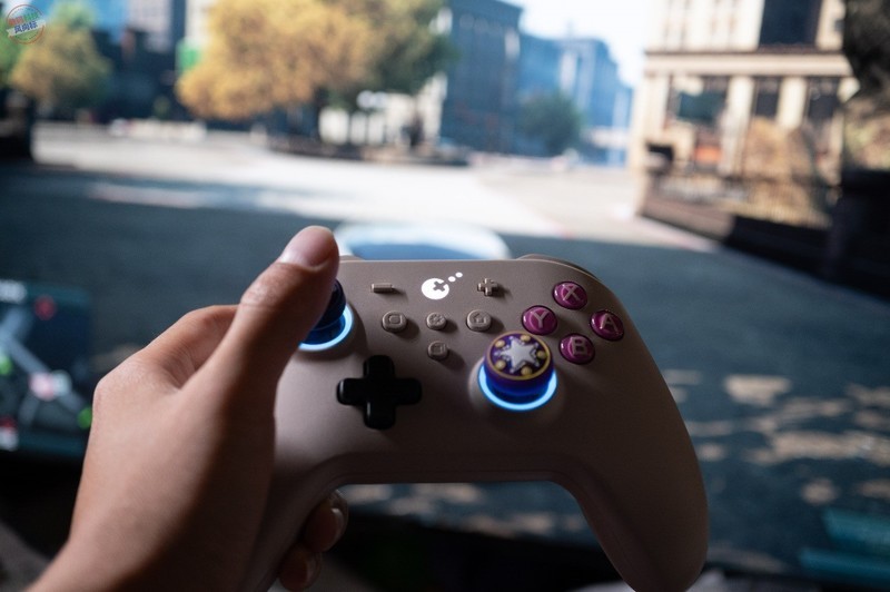 次世代霍尔电磁摇杆搭配磁悬浮马达，这款手柄手感超丝滑，谷粒金刚3Pro体验