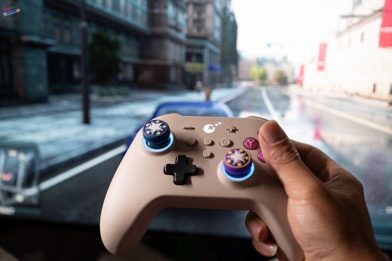 次世代霍尔电磁摇杆搭配磁悬浮马达，这款手柄手感超丝滑，谷粒金刚3Pro体验