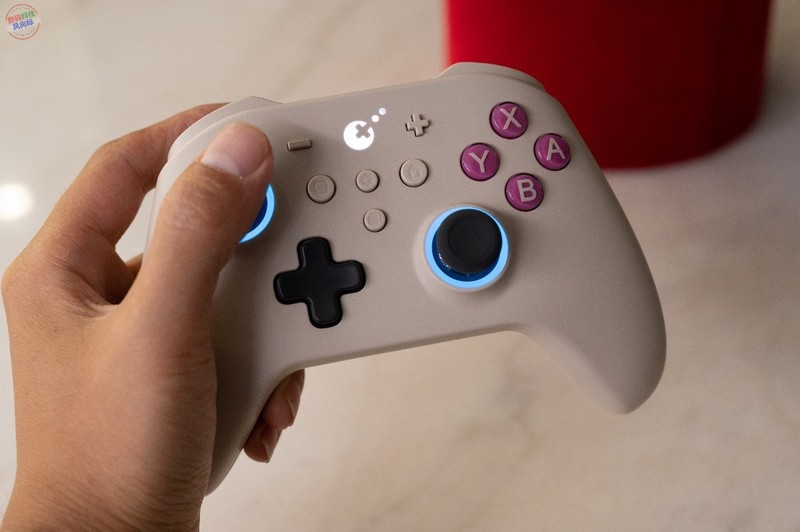 次世代霍尔电磁摇杆搭配磁悬浮马达，这款手柄手感超丝滑，谷粒金刚3Pro体验