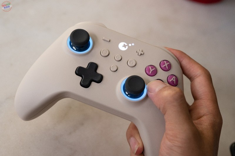 次世代霍尔电磁摇杆搭配磁悬浮马达，这款手柄手感超丝滑，谷粒金刚3Pro体验