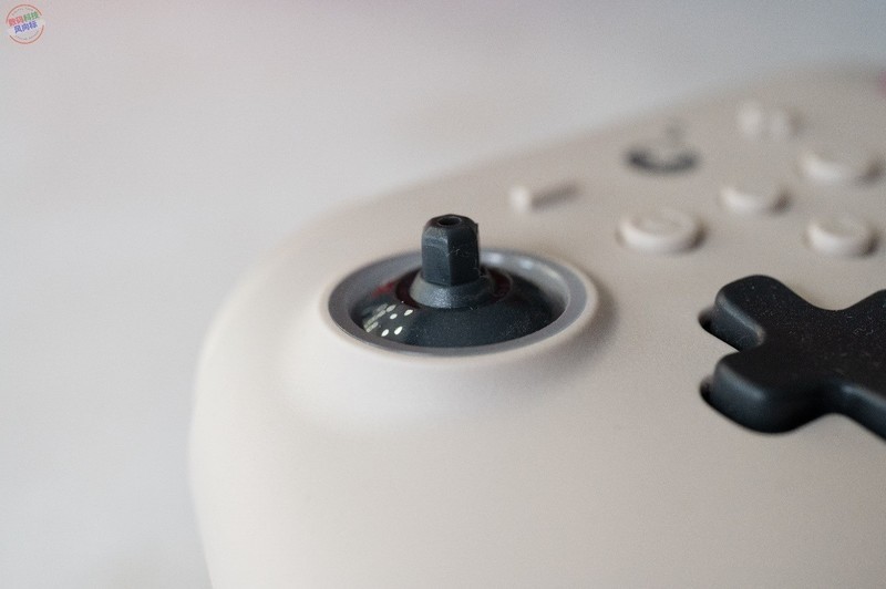 次世代霍尔电磁摇杆搭配磁悬浮马达，这款手柄手感超丝滑，谷粒金刚3Pro体验