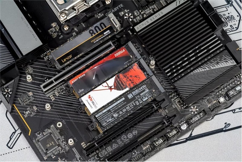 3款2TB国产固态硬盘横评，PCIe4.0规格7450MB/s，国产硬盘站起来了