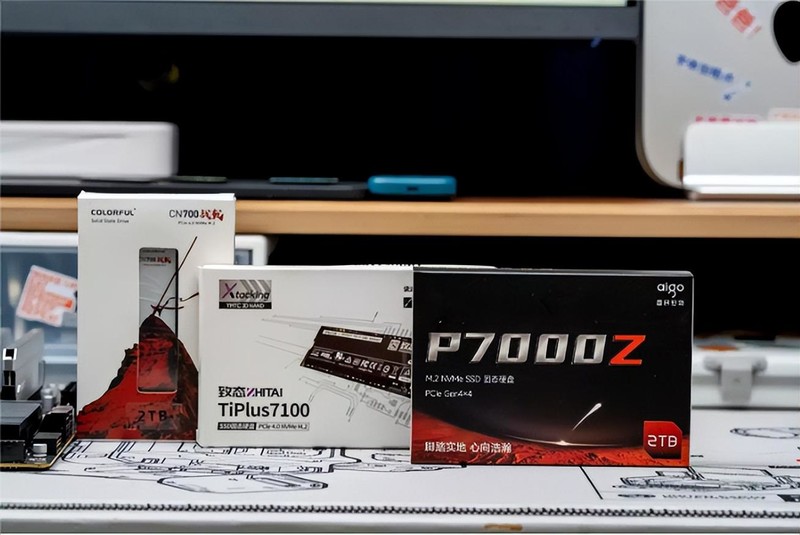 3款2TB国产固态硬盘横评，PCIe4.0规格7450MB/s，国产硬盘站起来了