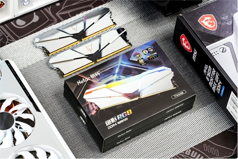 RGB灯效和电竞更搭，16GB容量更甜点，朗科绝影内存性能实测