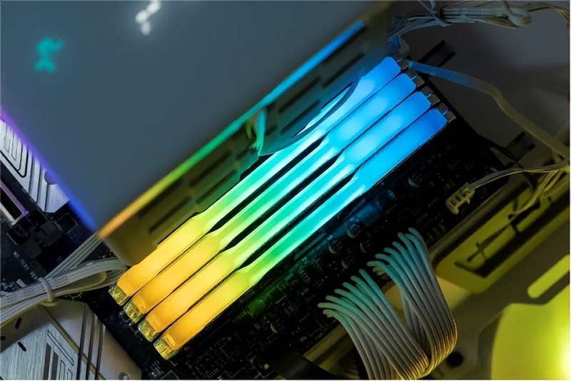 RGB灯效和电竞更搭，16GB容量更甜点，朗科绝影内存性能实测