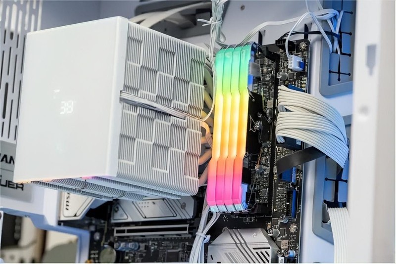 RGB灯效和电竞更搭，16GB容量更甜点，朗科绝影内存性能实测