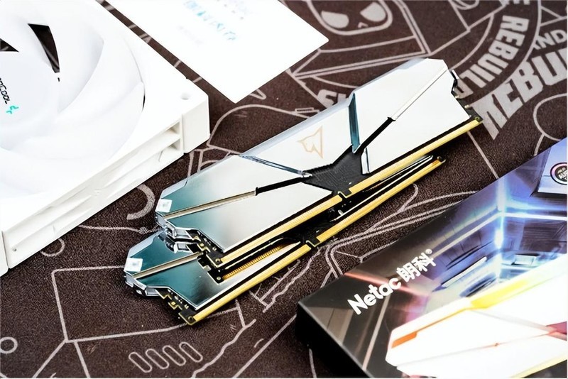 RGB灯效和电竞更搭，16GB容量更甜点，朗科绝影内存性能实测