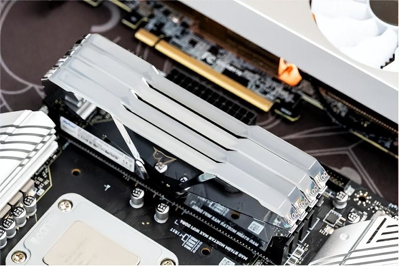 RGB灯效和电竞更搭，16GB容量更甜点，朗科绝影内存性能实测