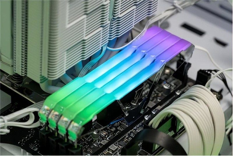 RGB灯效和电竞更搭，16GB容量更甜点，朗科绝影内存性能实测