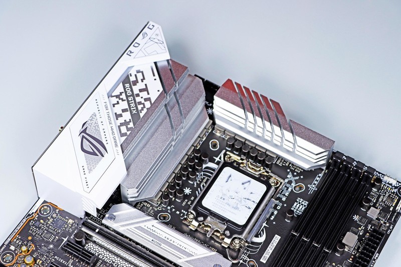 用 B760 小吹雪 + 4060 Ti 欧泊白 + 雷克沙 ARES 套装打造高性价比的小钢炮