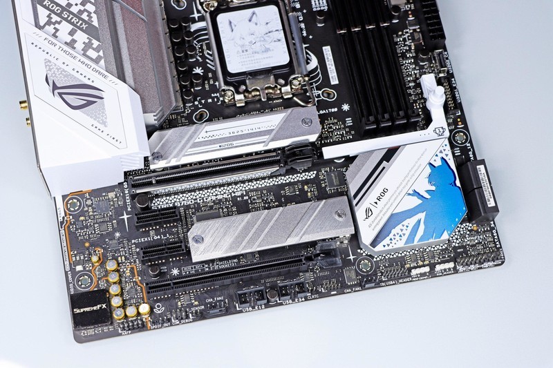 用 B760 小吹雪 + 4060 Ti 欧泊白 + 雷克沙 ARES 套装打造高性价比的小钢炮