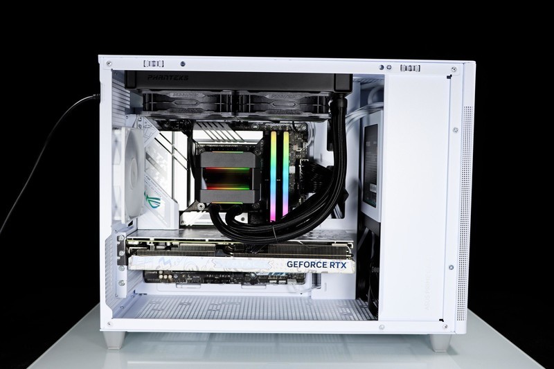 用 B760 小吹雪 + 4060 Ti 欧泊白 + 雷克沙 ARES 套装打造高性价比的小钢炮