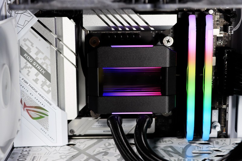 用 B760 小吹雪 + 4060 Ti 欧泊白 + 雷克沙 ARES 套装打造高性价比的小钢炮