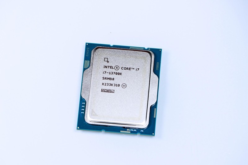 用 B760 小吹雪 + 4060 Ti 欧泊白 + 雷克沙 ARES 套装打造高性价比的小钢炮