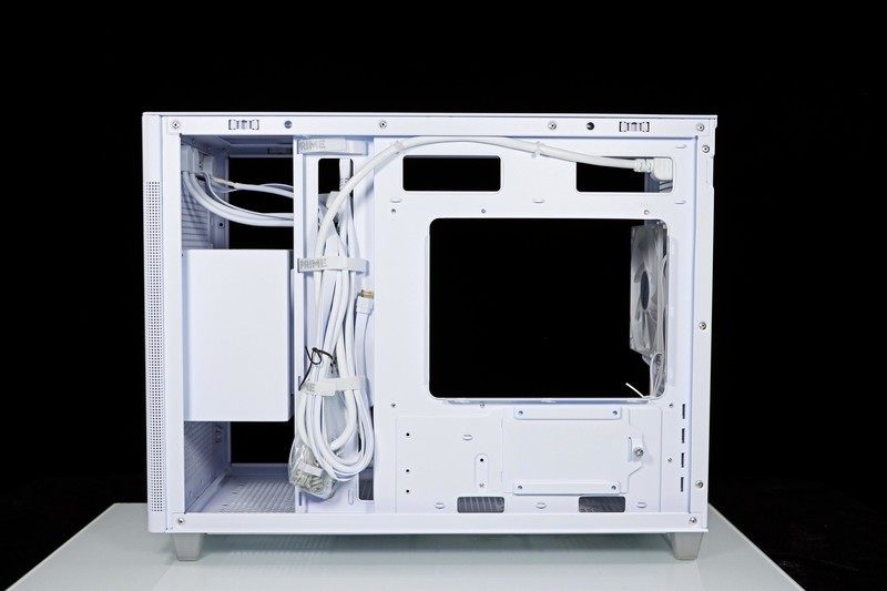 用 B760 小吹雪 + 4060 Ti 欧泊白 + 雷克沙 ARES 套装打造高性价比的小钢炮