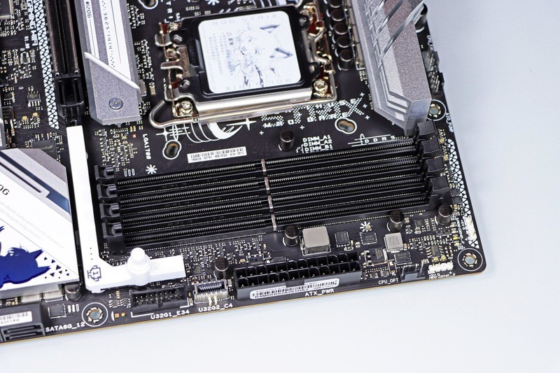 用 B760 小吹雪 + 4060 Ti 欧泊白 + 雷克沙 ARES 套装打造高性价比的小钢炮