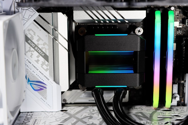 用 B760 小吹雪 + 4060 Ti 欧泊白 + 雷克沙 ARES 套装打造高性价比的小钢炮