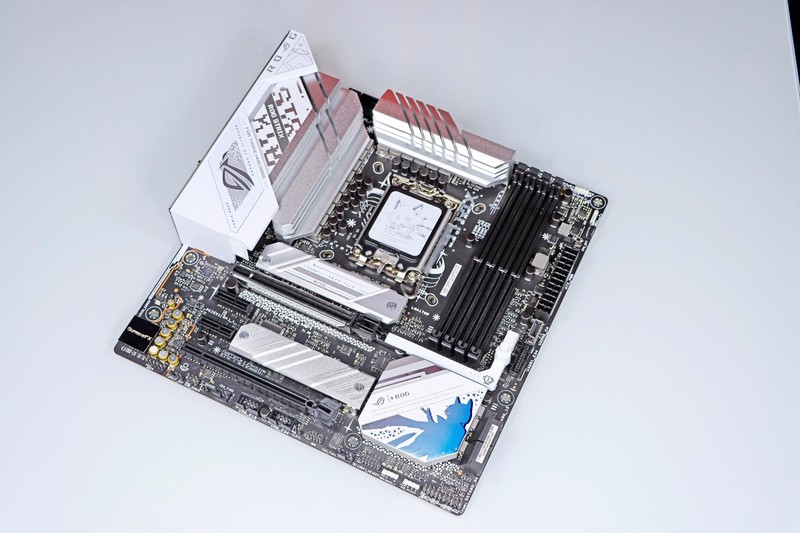 用 B760 小吹雪 + 4060 Ti 欧泊白 + 雷克沙 ARES 套装打造高性价比的小钢炮