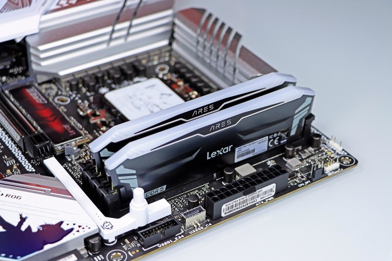 用 B760 小吹雪 + 4060 Ti 欧泊白 + 雷克沙 ARES 套装打造高性价比的小钢炮