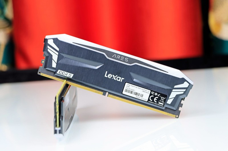 用 B760 小吹雪 + 4060 Ti 欧泊白 + 雷克沙 ARES 套装打造高性价比的小钢炮