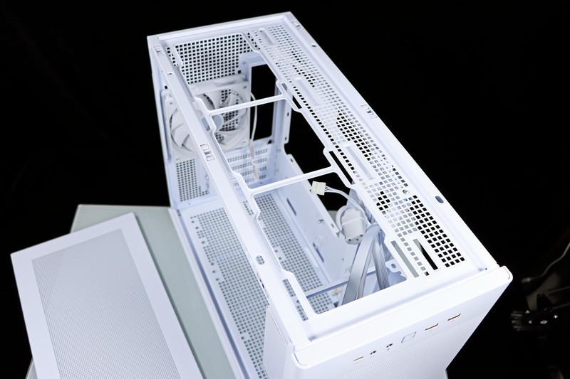 用 B760 小吹雪 + 4060 Ti 欧泊白 + 雷克沙 ARES 套装打造高性价比的小钢炮