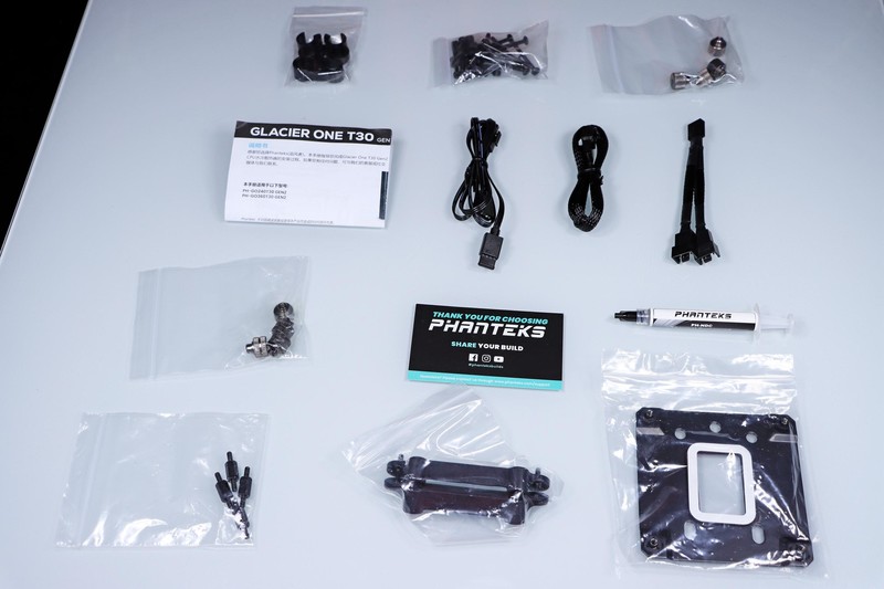 用 B760 小吹雪 + 4060 Ti 欧泊白 + 雷克沙 ARES 套装打造高性价比的小钢炮