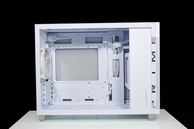 用 B760 小吹雪 + 4060 Ti 欧泊白 + 雷克沙 ARES 套装打造高性价比的小钢炮