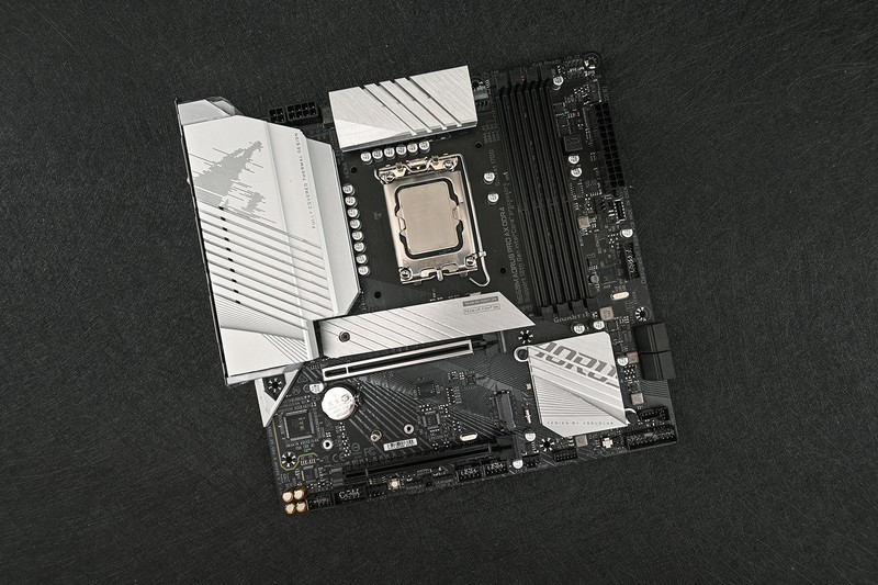 在家也能体验网咖高端卡的爽快，自己动手装一套能打又能看的RGB游戏主机