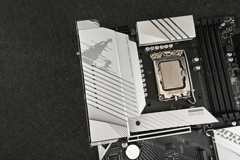 在家也能体验网咖高端卡的爽快，自己动手装一套能打又能看的RGB游戏主机