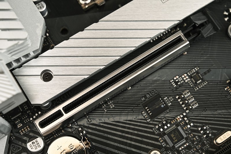 在家也能体验网咖高端卡的爽快，自己动手装一套能打又能看的RGB游戏主机