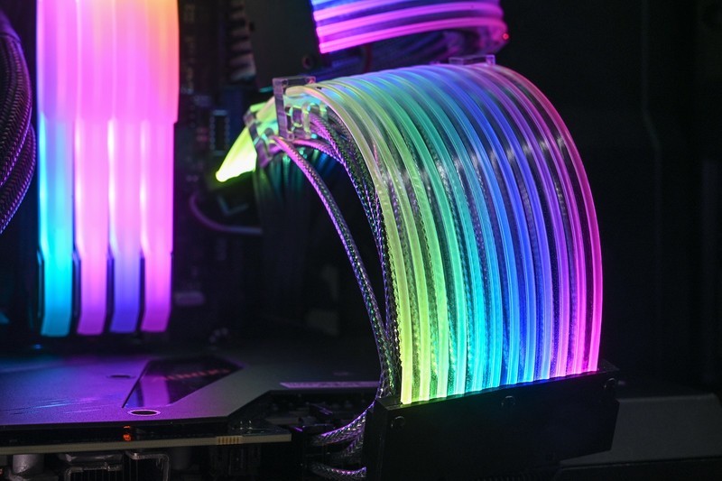 在家也能体验网咖高端卡的爽快，自己动手装一套能打又能看的RGB游戏主机