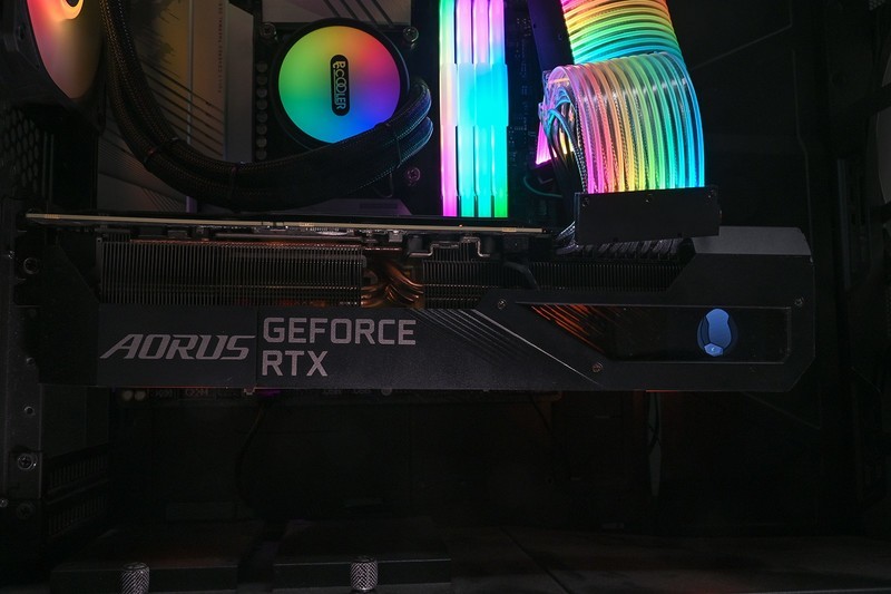 在家也能体验网咖高端卡的爽快，自己动手装一套能打又能看的RGB游戏主机