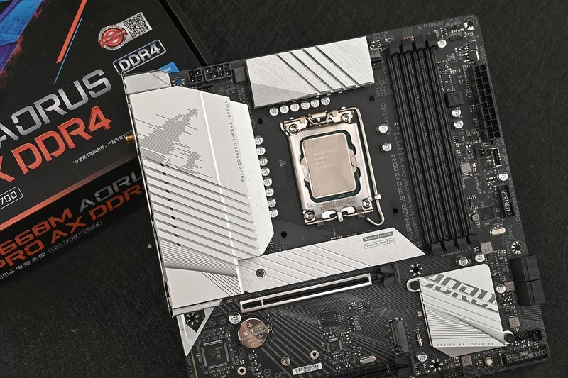 在家也能体验网咖高端卡的爽快，自己动手装一套能打又能看的RGB游戏主机