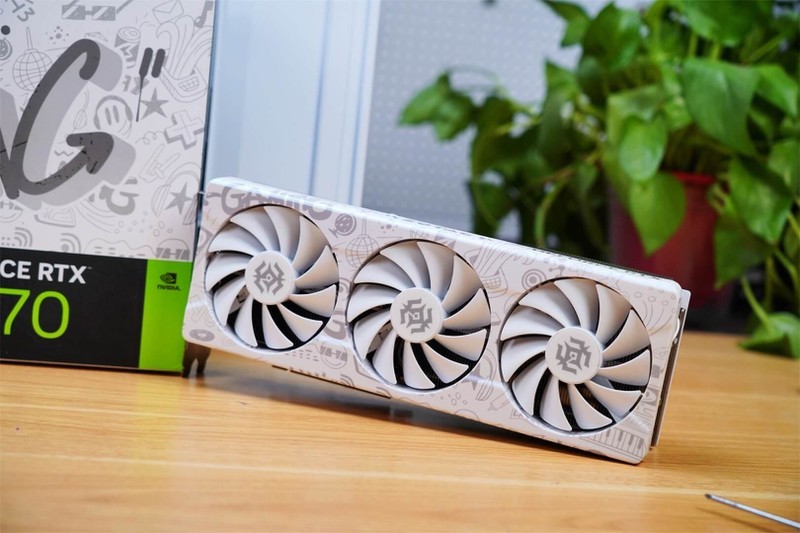 中高端玩家的智选，2K高帧利器-索泰RTX 4070 X-GAMING OC欧泊白分享