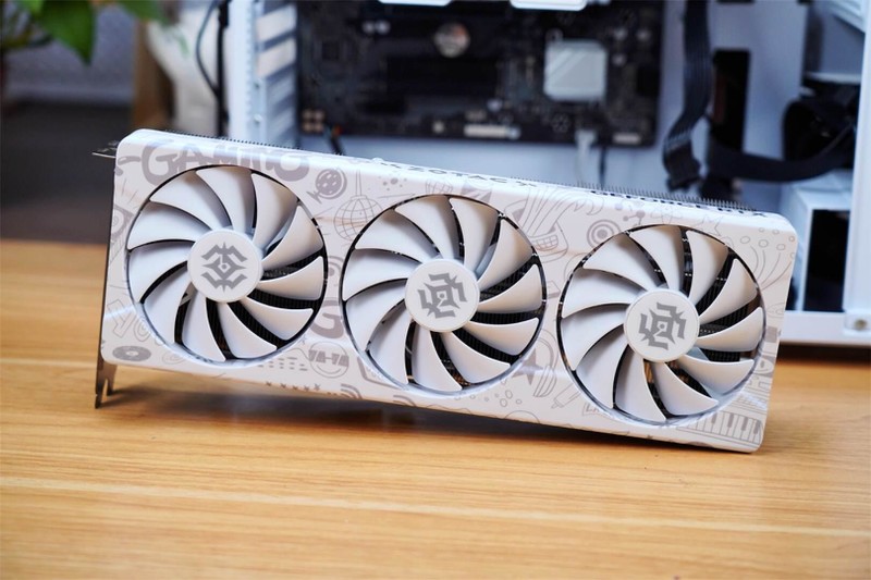 中高端玩家的智选，2K高帧利器-索泰RTX 4070 X-GAMING OC欧泊白分享