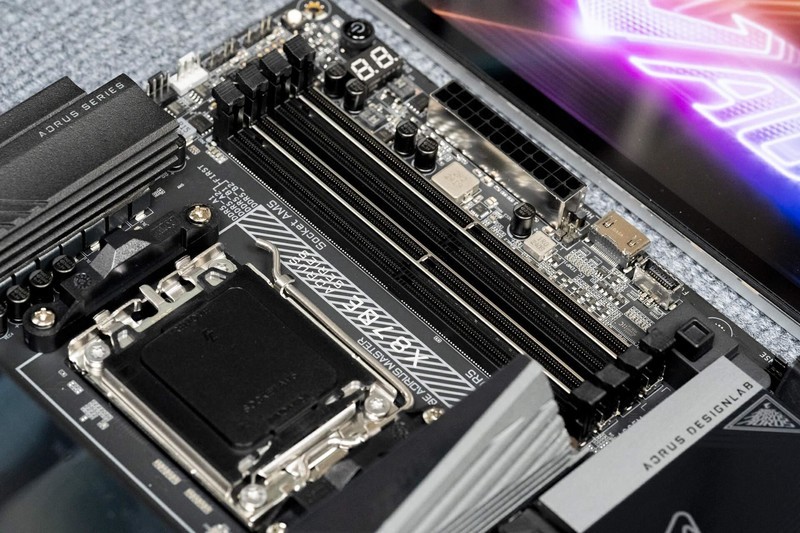 双USB4 WiFi7 20相供电 X870E AORUS MASTER主板开箱评测