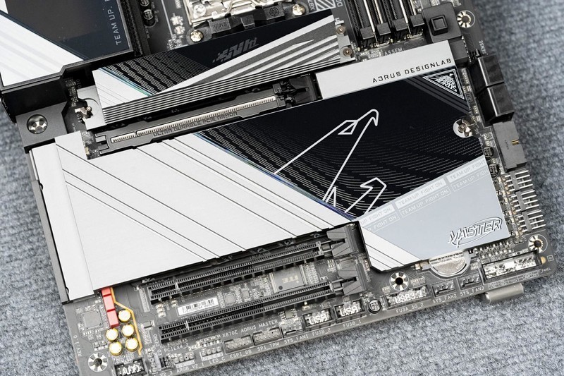 双USB4 WiFi7 20相供电 X870E AORUS MASTER主板开箱评测