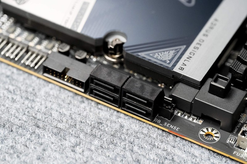 双USB4 WiFi7 20相供电 X870E AORUS MASTER主板开箱评测