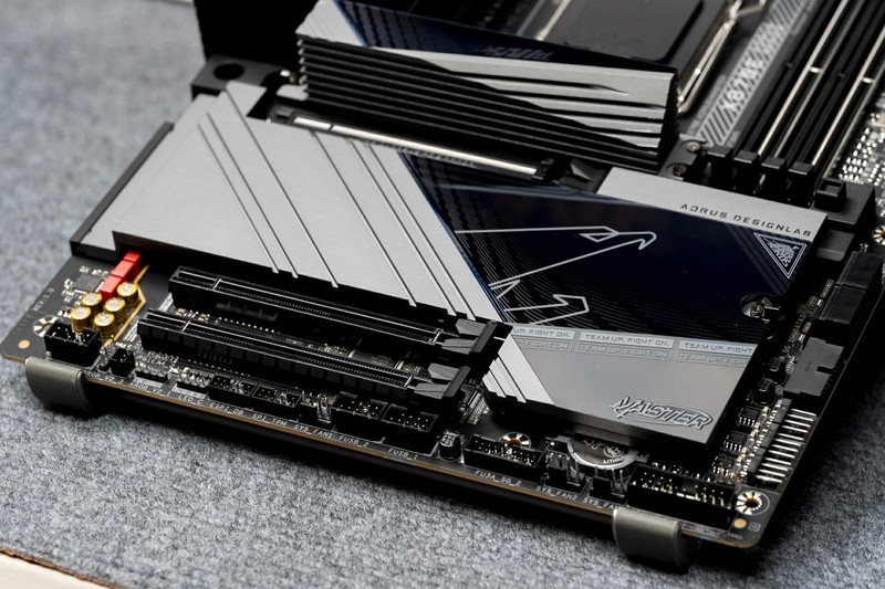 双USB4 WiFi7 20相供电 X870E AORUS MASTER主板开箱评测