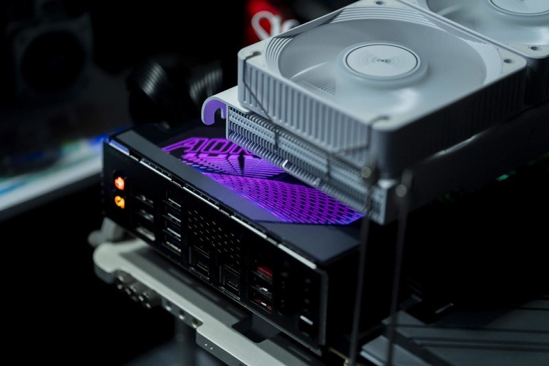 双USB4 WiFi7 20相供电 X870E AORUS MASTER主板开箱评测