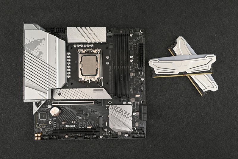 在家也能体验网咖高端卡的爽快，自己动手装一套能打又能看的RGB游戏主机