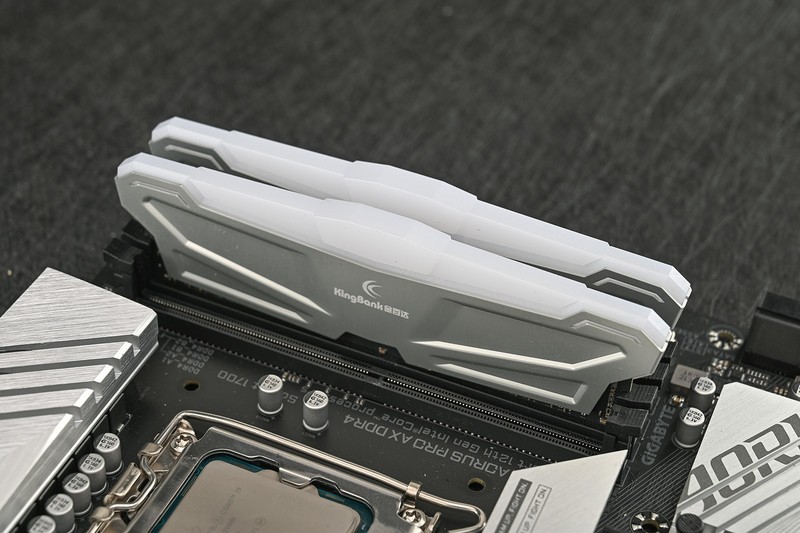 在家也能体验网咖高端卡的爽快，自己动手装一套能打又能看的RGB游戏主机