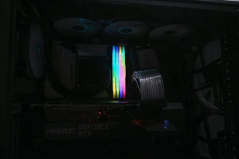 在家也能体验网咖高端卡的爽快，自己动手装一套能打又能看的RGB游戏主机