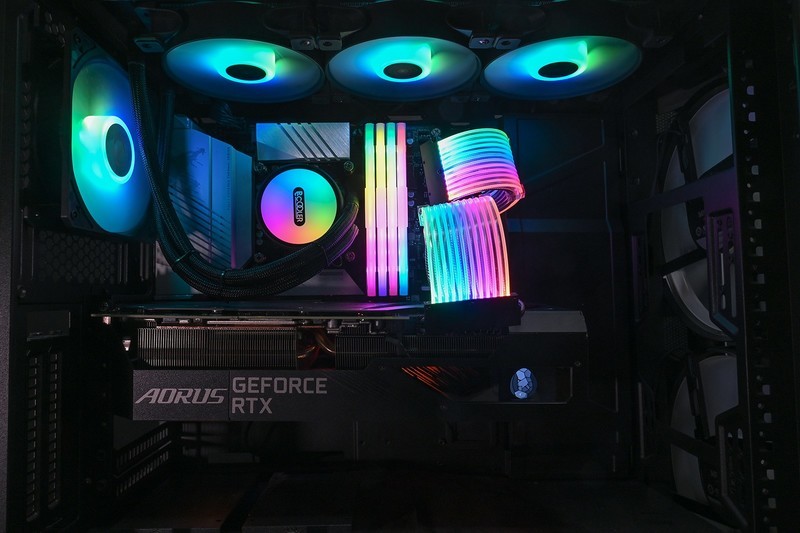 在家也能体验网咖高端卡的爽快，自己动手装一套能打又能看的RGB游戏主机