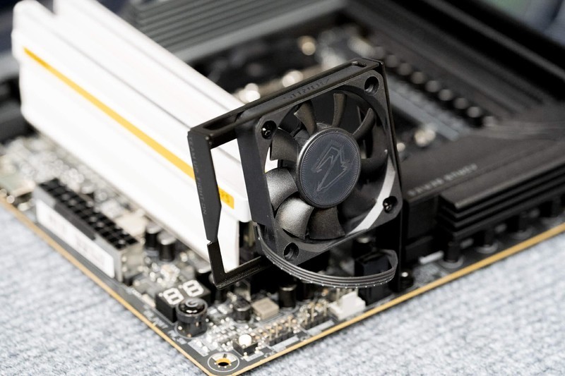 双USB4 WiFi7 20相供电 X870E AORUS MASTER主板开箱评测