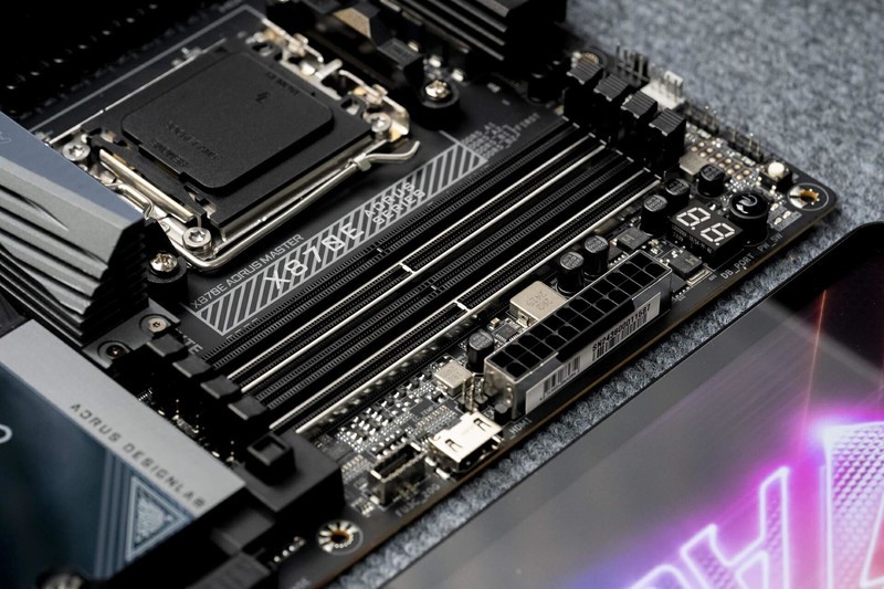 双USB4 WiFi7 20相供电 X870E AORUS MASTER主板开箱评测